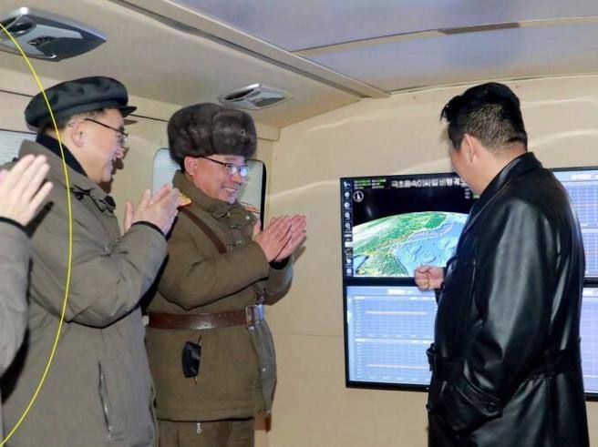 La Corea del Nord lancia un missile ipersonico (sotto gli