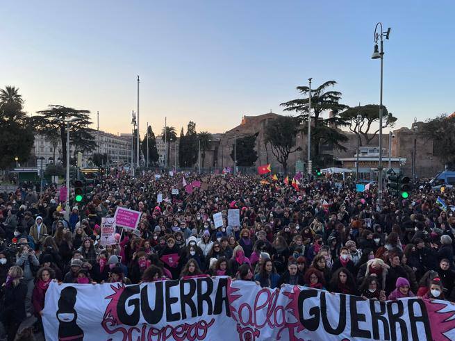 La marea fucsia per la festa della donna: «Noi con