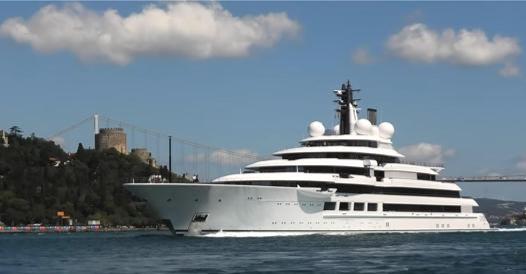 Il super yacht a Marina di Carrara sarebbe proprio di