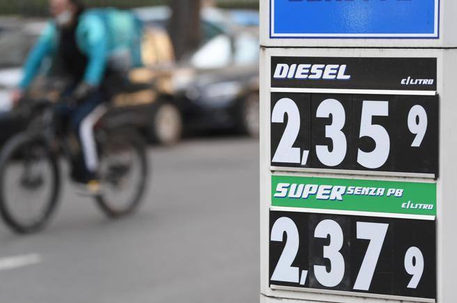 Benzina e carburanti, il ministro Cingolani: aumenti immotivati, colossale truffa