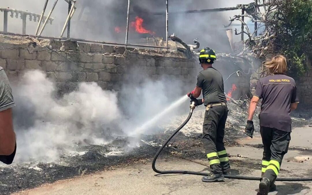 Mega incendio a Roma, le fiamme non si fermano. Le operazioni di messa in sicurezza