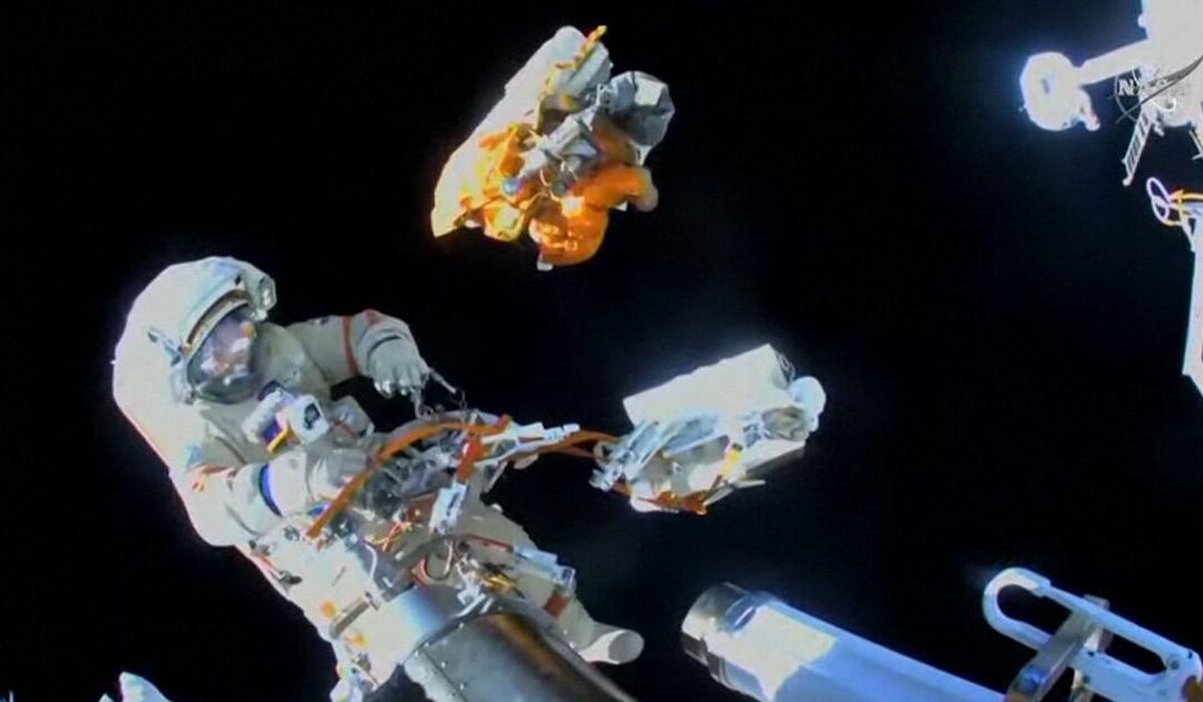 Rifiuti spaziali: dopo la spacewalk gli astronauti gettano via gli oggetti non più necessari