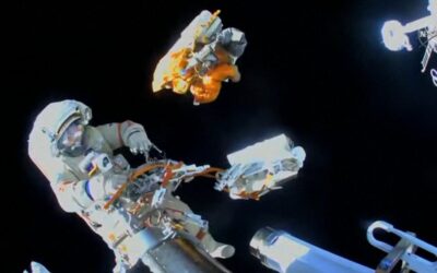 Rifiuti spaziali: dopo la spacewalk gli astronauti gettano via gli oggetti non più necessari