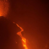 Etna, la spettacolare attività della Voragine: la colata lavica si versa a cascata nella Bocca Nuova