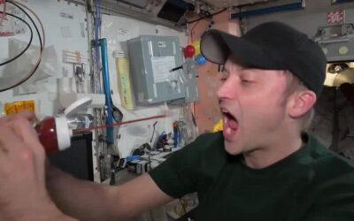 Un astronauta della NASA spiega come mangiare il ketchup a gravità zero