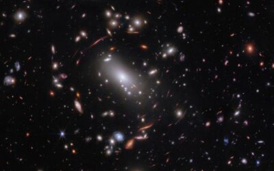 Il telescopio Webb svela una giovane galassia che brilla come “luci di Natale” agli albori del cosmo