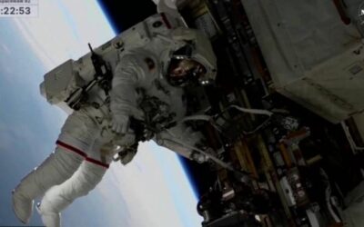 I due astronauti bloccati sulla Iss fanno la prima passeggiata spaziale insieme