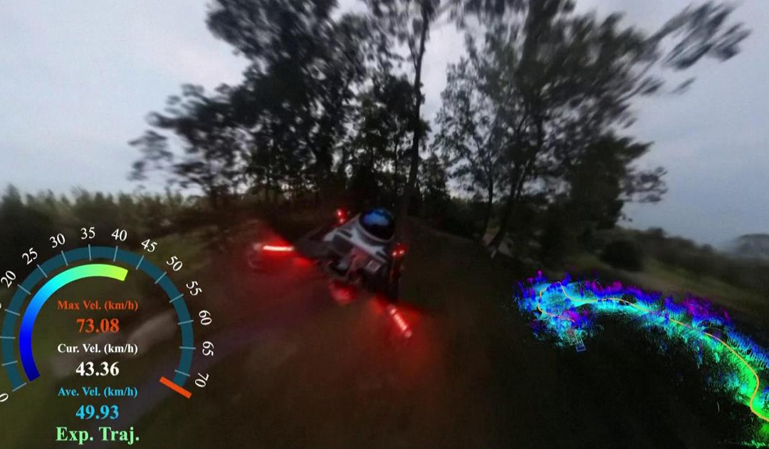 Drone asiatico sfreccia a 70 km orari e salta gli ostacoli con l’intelligenza artificiale: video