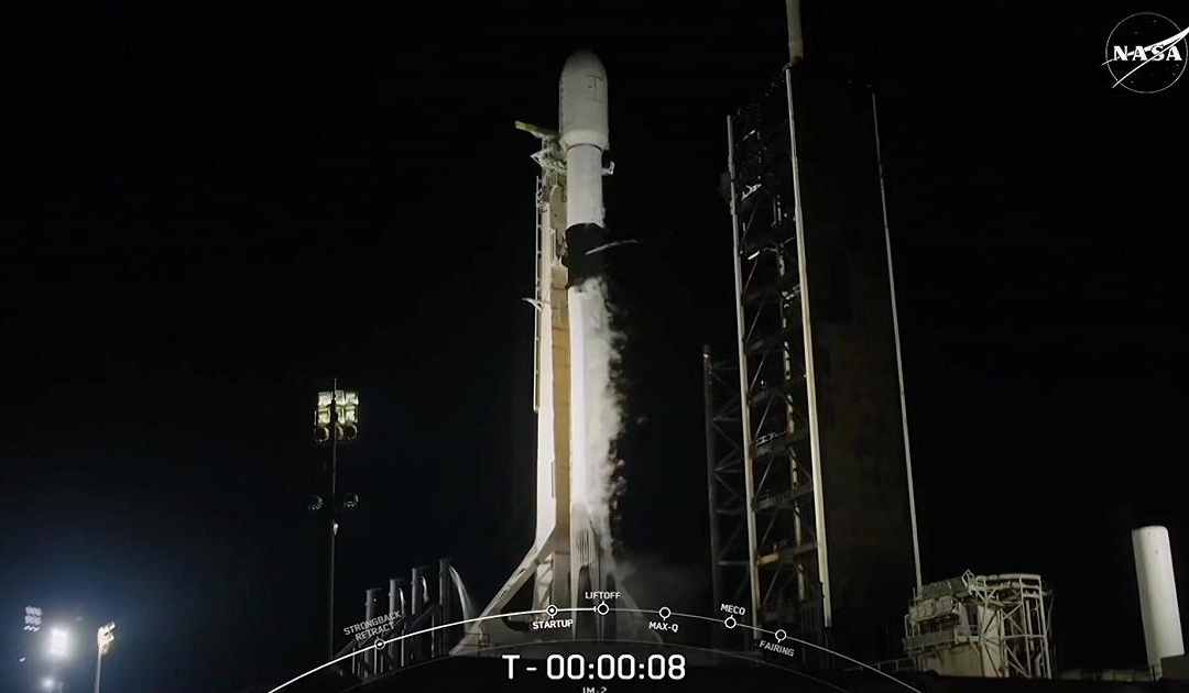 C’è acqua sulla Luna? Un satellite lanciato dalla Nasa ce lo dirà