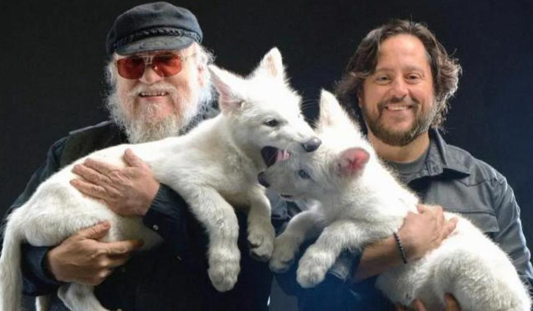 George R.R. Martin incontra i metalupi: l’autore del “Trono di Spade” e le sue creature simbolo