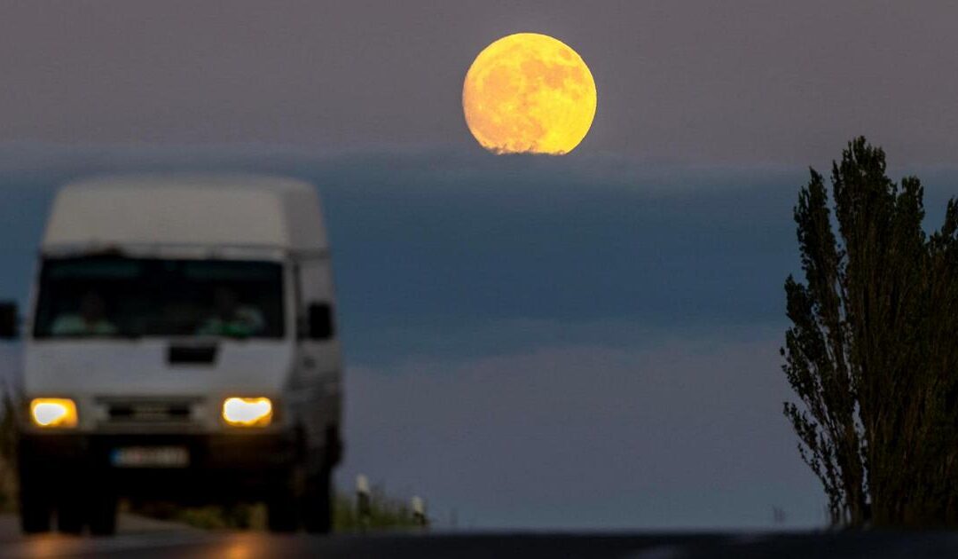 Lo spettacolo della Luna del cervo, il primo plenilunio dell’estate astronomica