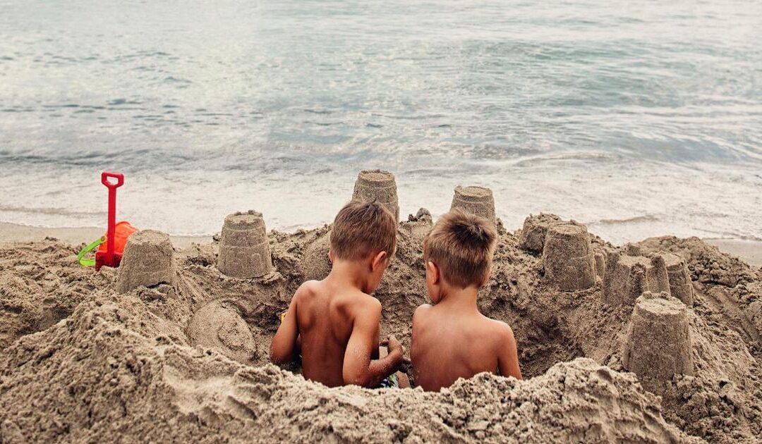 I pericoli nascosti sotto la sabbia: perché scavare buche in spiaggia può essere letale