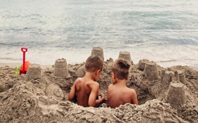 I pericoli nascosti sotto la sabbia: perché scavare buche in spiaggia può essere letale