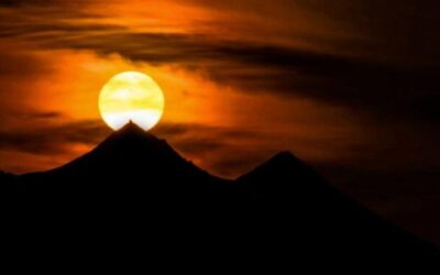 Il sole “incastrato” su Monte Cuccio, uno scatto di una palermitana conquista l’America