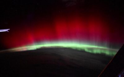 Bagliori scarlatti nello spazio: l’astronauta Pettit immortala una rara aurora rossa dalla ISS