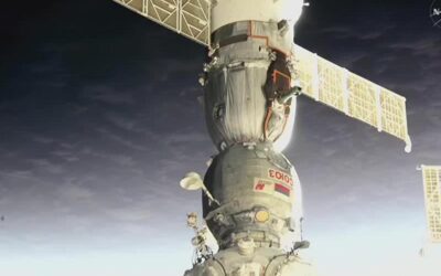 Si chiude il portello della Soyuz: tre astronauti lasciano la Iss dopo 8 mesi nello Spazio