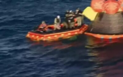 Artemis II, i primi astronauti fuori dalla capsula dopo l’ammaraggio