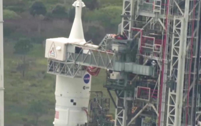 La lunga salita fino alla cima del razzo: gli astronauti entrano nella capsula Orion