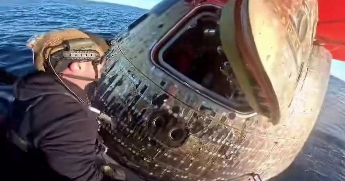 1776242746185_vlcsnaphms.png Artemis II, un nuovo video mostra il momento dell’apertura della capsula Orion dopo l'ammaraggio