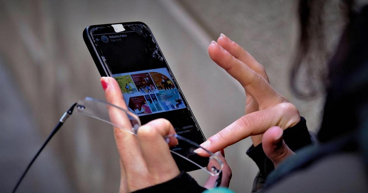 1769526402069_smartphone.jpg Gli studenti del Veneto chiedono il divieto ai social fino a 14 anni