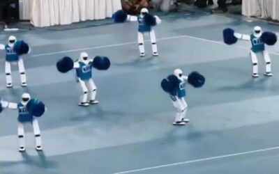 Robot cheerleaders in Cina, lo spettacolo è esilarante, poi uno collassa: portato via in barella