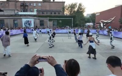 Robot umanoidi e ballerini umani danzano in sincronia alla Beijing Art and Technology